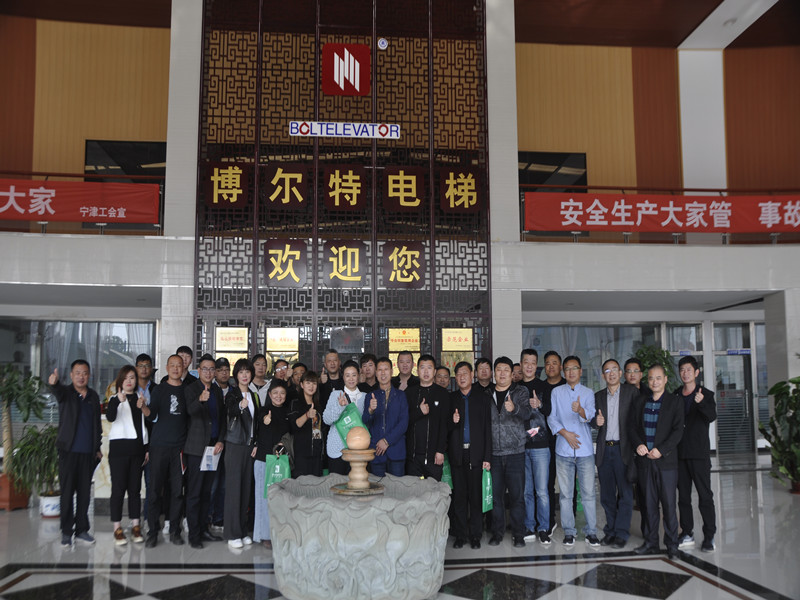 佟建强校长带领教职员工考察培训基地